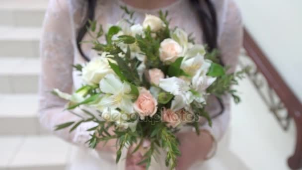 Bouquet da sposa nelle mani della sposa, concetto — Video Stock