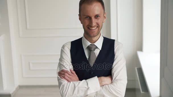 Portret hombre elegante mirando a la cámara y sonriendo — Vídeo de stock