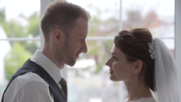 Stijlvolle bruid en bruidegom glimlachend dolly schot — Stockvideo
