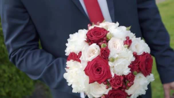 Novio está llevando un ramo de boda stedy disparo — Vídeos de Stock