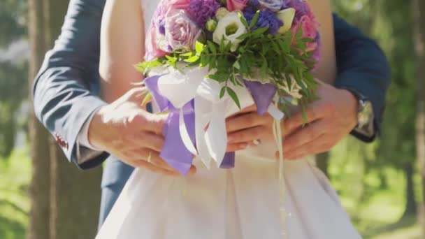 Noiva e noivo com flores de casamento, conceito — Vídeo de Stock
