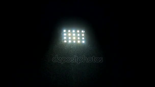 Прожектор на стадионе под дождем — стоковое видео