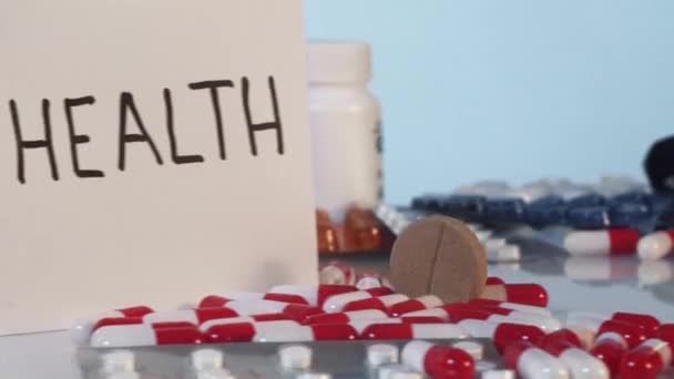 Tablet rolls among medicines to inscription health, concept — Stock Video