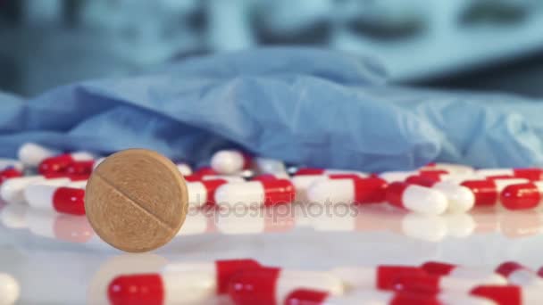 rouleaux de comprimés parmi les médicaments et les pilules sur fond blanc ralentir mo 