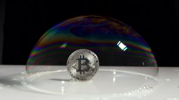 Пузырь bitcoin лопнул одним касанием пальца — стоковое видео