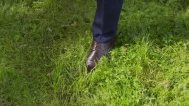 erkek pantolon ve kahverengi çimenlerin üzerinde yürüyüş önyükleme yakın çekim