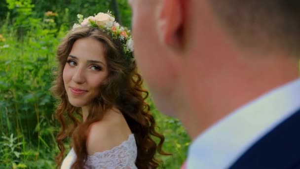 Sposa sorridente sposo su una passeggiata — Video Stock