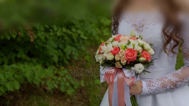 Boeket van een meisje in een trouwjurk — Stockvideo