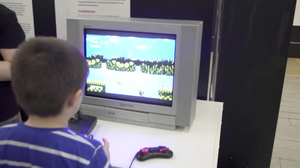 Ярославль, Росія-Грудень 12,2017: хлопчик з ентузіазмом з грою ретро відео на ігрової консолі — стокове відео