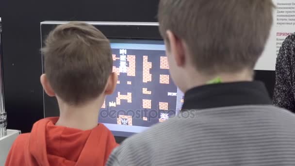 Yaroslavl, Oroszország-December 12,2017: Két fiú lelkesen játszik egy retro videojáték a utcagyerek vigasztal — Stock videók