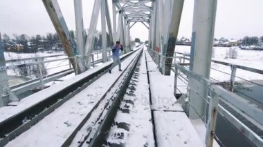 Kışın köprüde eğitim boksör