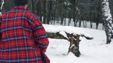 kırmızı gömlekli bir atlet Kış atlar ormanda bir günlük çalışır