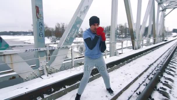 Treinamento boxer na ponte no inverno slow mo — Vídeo de Stock