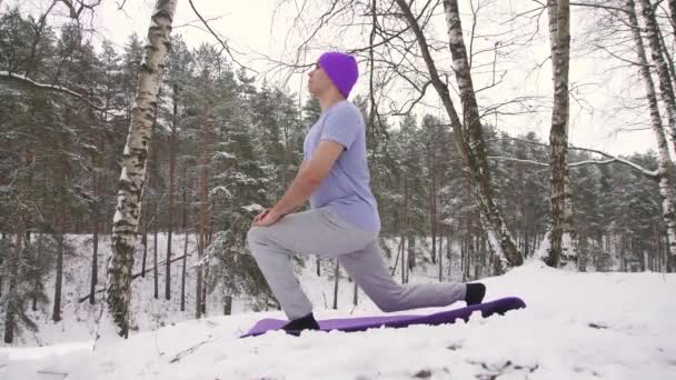 Hombre practicando yoga en la naturaleza en invierno — Vídeos de Stock