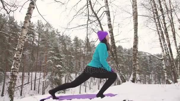 冬季的女孩热身瑜伽自然垫 — 图库视频影像