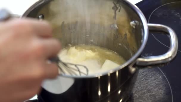 Масло и сахар на электрической плите — стоковое видео