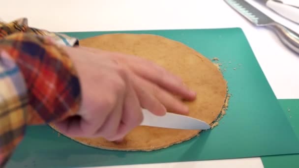 Przycinanie ciasta na okrągły kształt. — Wideo stockowe