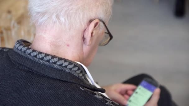 Starý muž používá mobilní telefon — Stock video