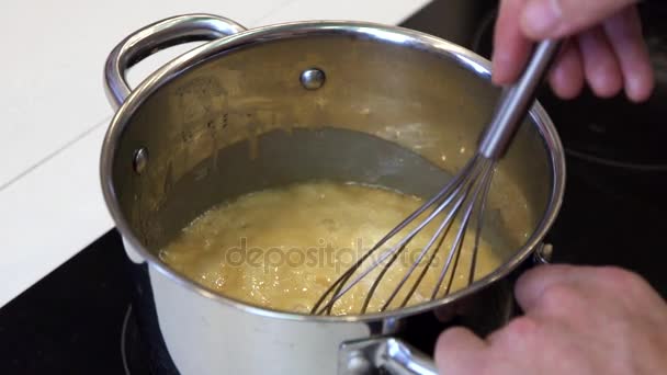 搅拌在平底锅与一个拂慢的 mo 关闭 — 图库视频影像