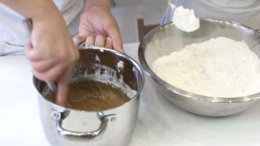 bir tencerede tereyağı ve şeker yavaş mo ile içine hamur için un bırakarak