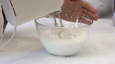 beyaz krema Mikser kıpırdanırken
