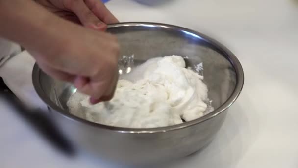 Ανακατεύοντας λευκή κρέμα — Αρχείο Βίντεο