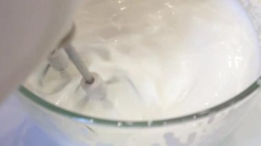 Mikser beyaz krem yavaş mo kıpırdanırken