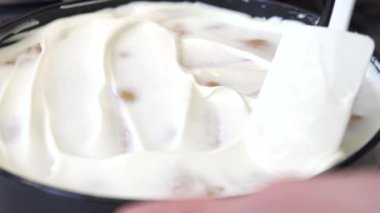 Beyaz krema bir yuvarlak pasta portre üzerinde koyarak el