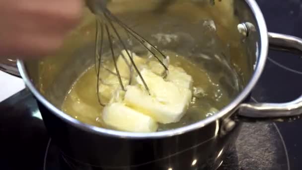 La mantequilla se calienta en una olla de pie sobre una estufa eléctrica — Vídeo de stock