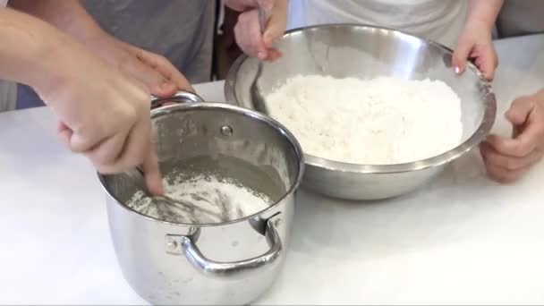 Dejar caer la harina para masa en una cacerola con mantequilla y azúcar — Vídeos de Stock