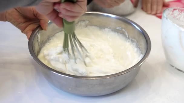 Mezcla de crema blanca con un batidor — Vídeos de Stock