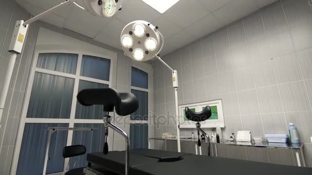 Сучасний операційний стіл сучасна операційна проктологія невідкладної допомоги — стокове відео