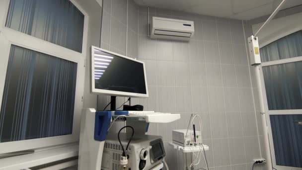 Medizinische Geräte in einer modernen Klinik, ein Computer — Stockvideo