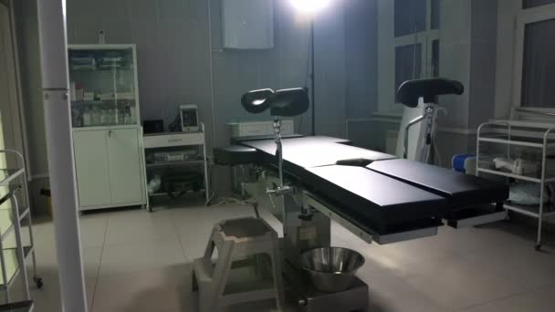 Сучасні операційні стіл медичні пристрої, операційна кімната лялька — стокове відео