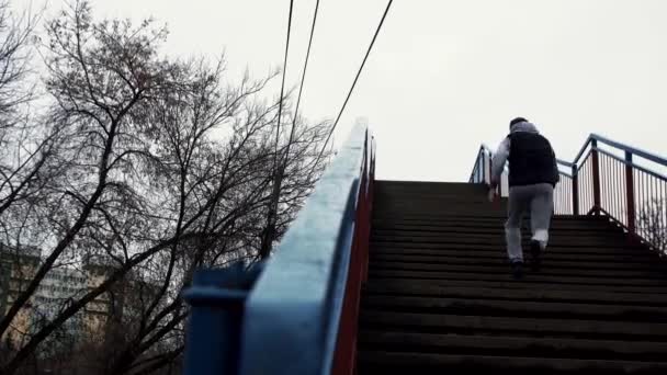 Atleta masculino está corriendo por las escaleras — Vídeos de Stock