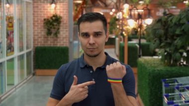 genç adam Lgbt öznitelik gösterir