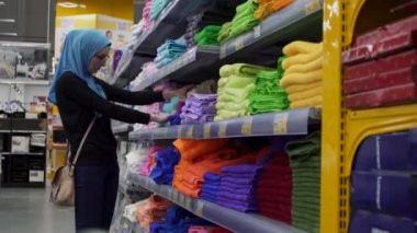 alışveriş, çekici Müslüman kız seçin kumaş, giyim