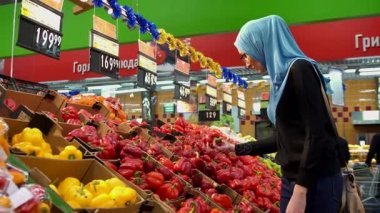 Sebze Doğrama, Müslüman kız seçin