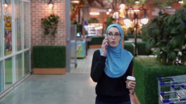 Attraktiva muslimsk tjej prata i telefon och ler — Stockvideo