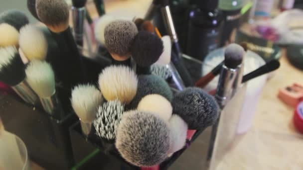 Pinceles de maquillaje en un moderno salón de belleza — Vídeo de stock