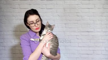 elleri üzerinde bir yavru kedi ile şirin kız