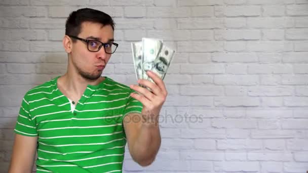 Gracioso hombre muestra dólares — Vídeo de stock