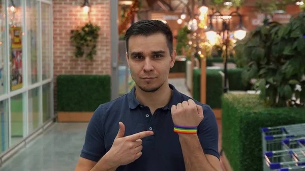 genç adam Lgbt öznitelik gösterir