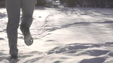 adam derin kar üzerinden yavaş mo koşuyor