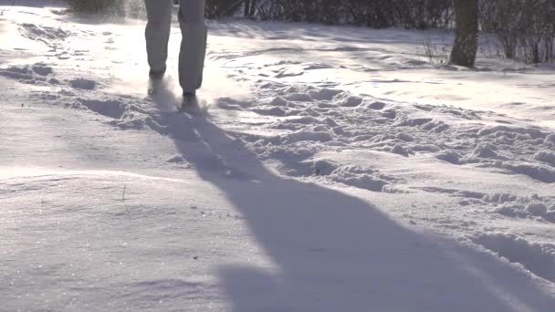 Человек бежит по глубокому снегу — стоковое видео