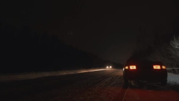汽车在冬天的夜晚, 在路上的帮助 — 图库视频影像