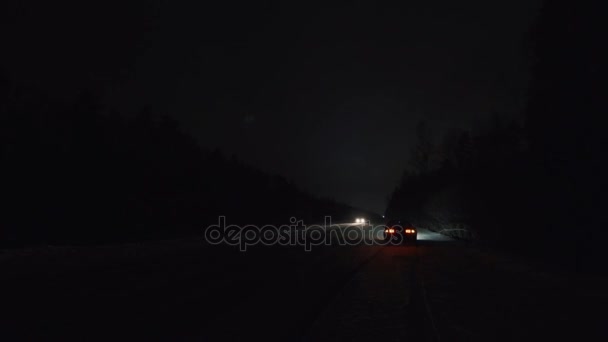 Coche roto en la carretera fuera de la ciudad, por la noche en invierno — Vídeos de Stock