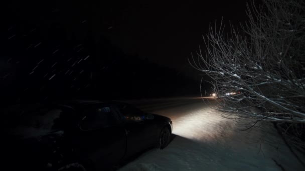 Lawinennacht auf der Autobahn während des Schneefalls — Stockvideo