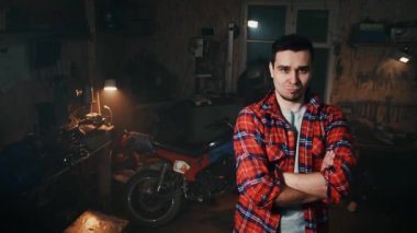 Garaj, erkekte kollarını göğsünde gülümseyen ve kameraya bakarak geçiş