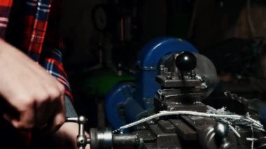 erkek ana çalışma üstünde an yaşlı Torna makine bir karanlık atölye garaj yakın çekim